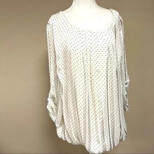 👠Sarah Michelle off white top with black polka dots. 2X